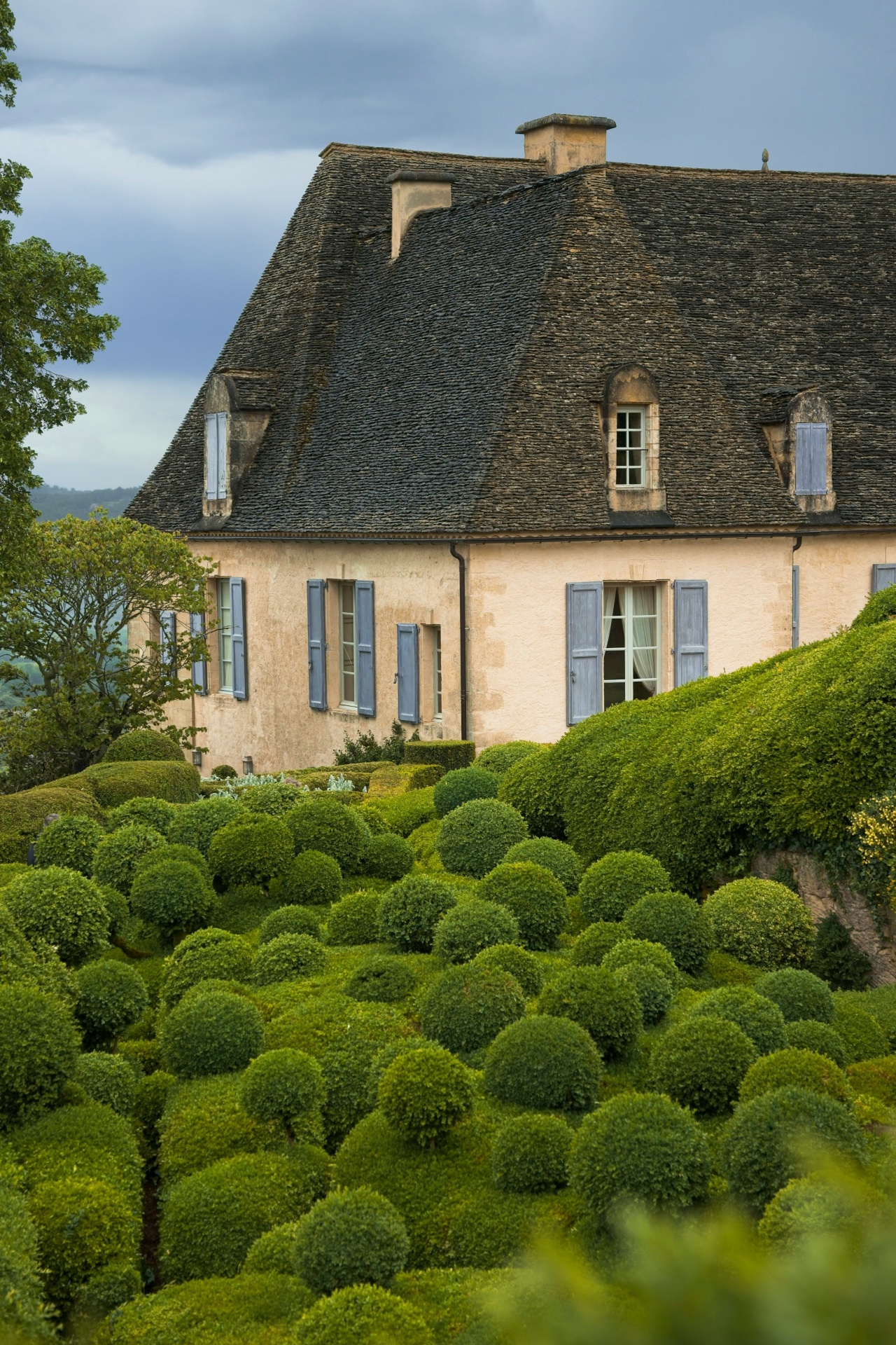 Real estate agent meeting with international buyers