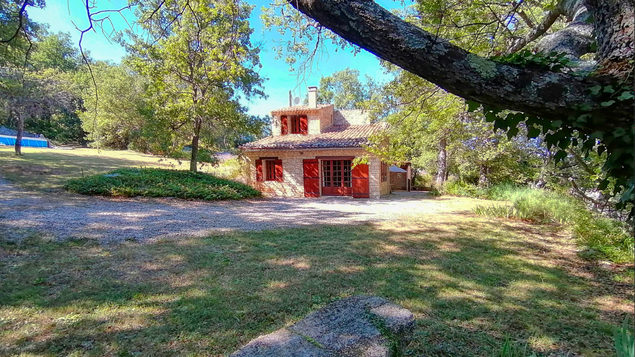 Authentic Provençal farmhouse surrounded by nature